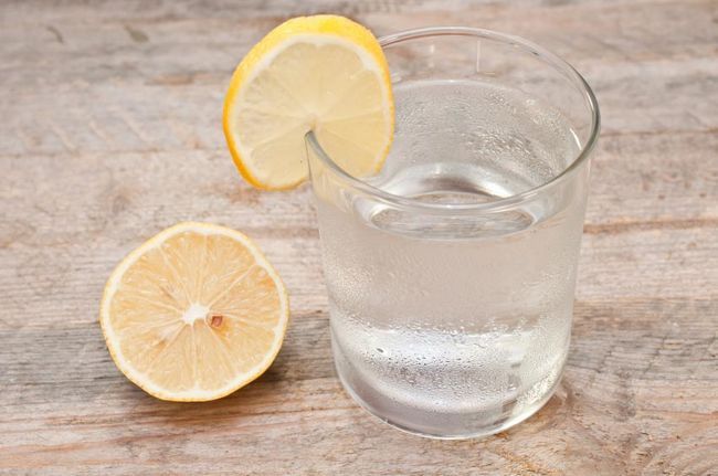 24 raisons pour lesquelles vous devriez boire l'eau de citron chaque matin