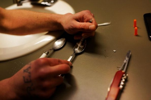Un toxicomane prépare une injection d'héroïne.