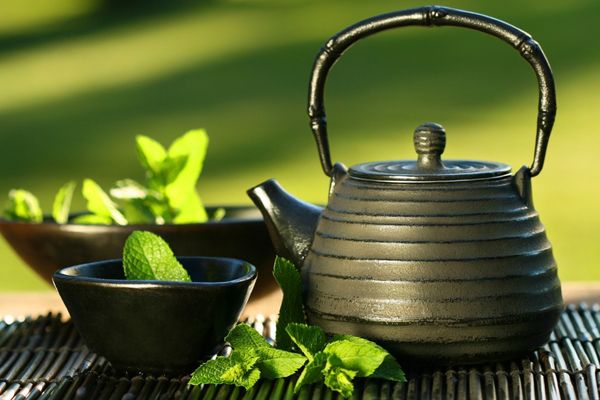 Noir théière asiatique avec thé à la menthe