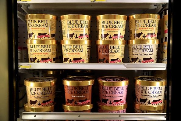 Blue Bell Creameries dit qu'il a repris la fabrication de ses produits de crème glacée après une éclosion de listériose dans ses usines.
