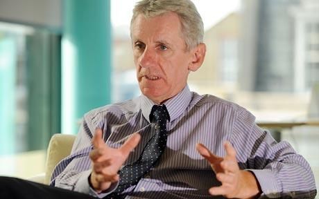 Sir Andrew Dillon dit l'agence Fonds médicaments contre le cancer est illogique approuver le financement pour les médicaments qui ont déjà été refusées par le NICE.