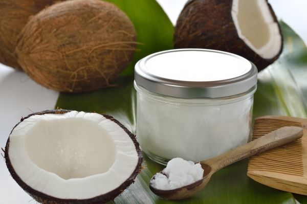 L'huile de coco tirant est efficace pour améliorer la santé buccodentaire et plus
