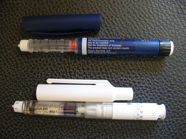 Modèles de démonstration de deux types de stylos à insuline.