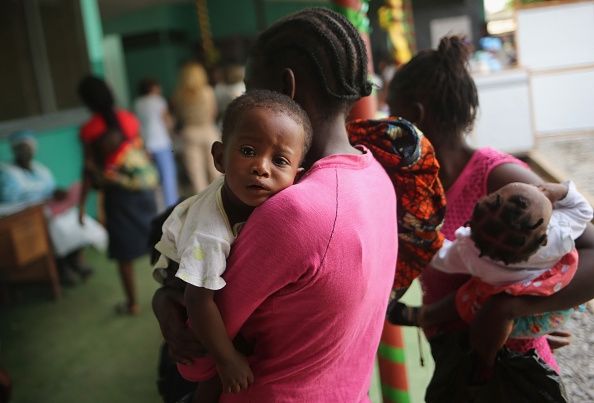 Une femme et son enfant ont attendu dans une clinique Ebola au Liberia plus tôt cette année. L'épidémie dans ce pays a revenir.