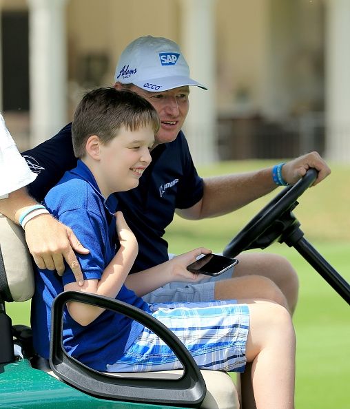 Pro golfeur Ernie Els et son fils, Ben, qui est atteint d'autisme.