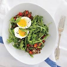 Salade de lentilles avec des œufs durs que le déjeuner sain Idea