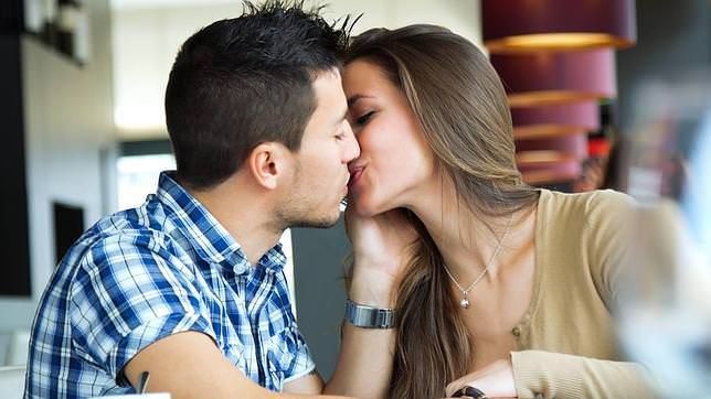 Comment embrasser une fille sur une date (avec passion et parfaitement)
