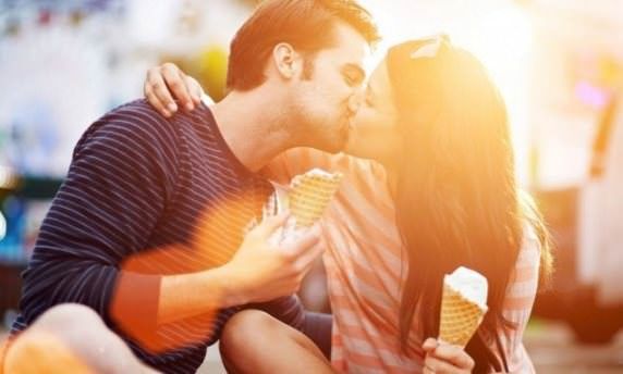 Comment embrasser une fille en douceur (sans rejet)