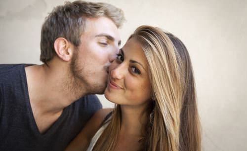Comment faire de votre petit ami vous embrasser?