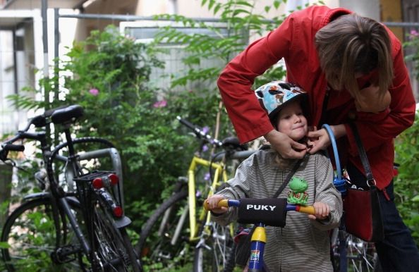 Le port d'un casque de vélo peut aider à prévenir les blessures à la tête chez les enfants, mais les types de blessures enfants obtenir des changements à mesure qu'ils vieillissent.