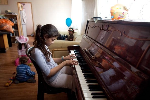 Apprendre à jouer d'un instrument comme le piano est bon pour un enfant's brain.