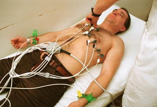 Un homme de subir un électrocardiogramme. La recherche en cardiologie fera l'objet d'un changement dans la façon dont les recherches sont financées, conduisant à des études plus pragmatiques.