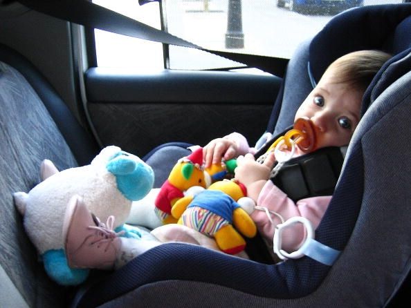 Toddler assis dans le siège de voiture