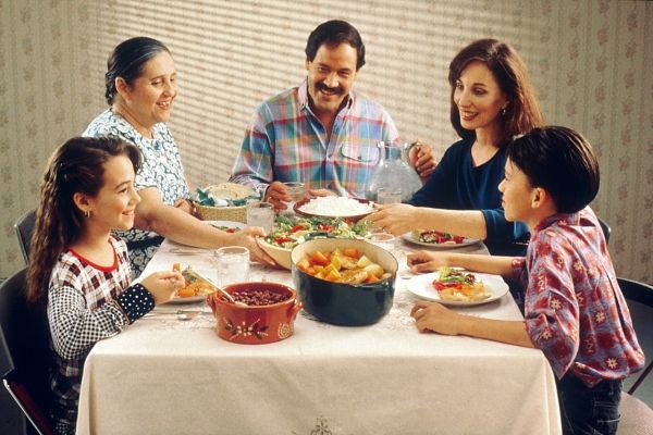 Les dîners de famille copieux conjurer l'intimidation: étude