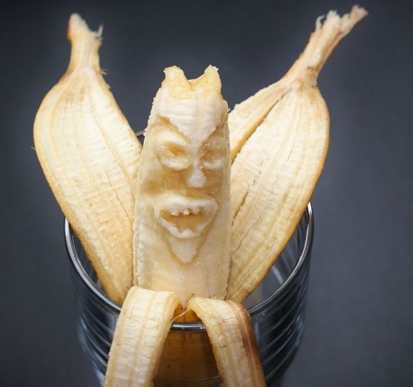 Une étude japonaise souligne que des pelures de bananes sont vraiment glissante.