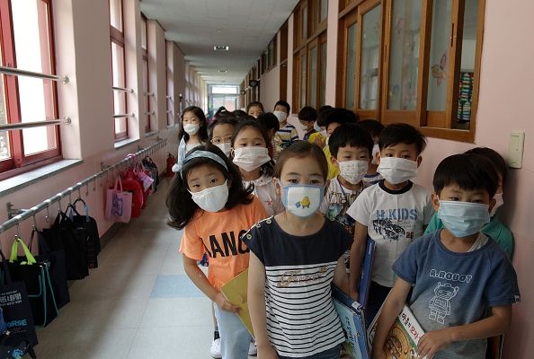 Enfants dans un sud-coréennes portent des masques de l'école pour prévenir la propagation de Mers. Un deuxième cas a été confirmé dans les Philippines.