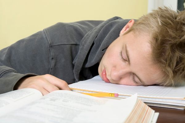 Problèmes de sommeil chez les adolescents provoquent de mauvaises notes
