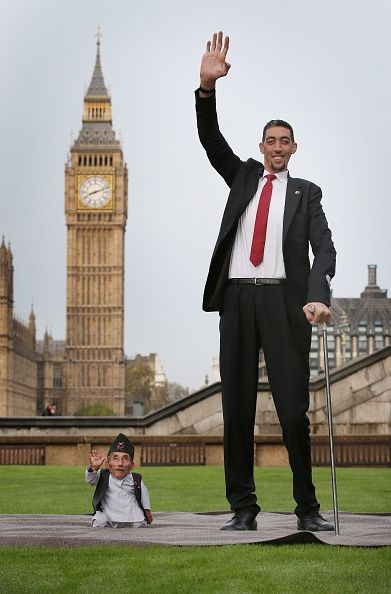 Monde's Tallest And Shortest Men Meet For Guinness World Records...