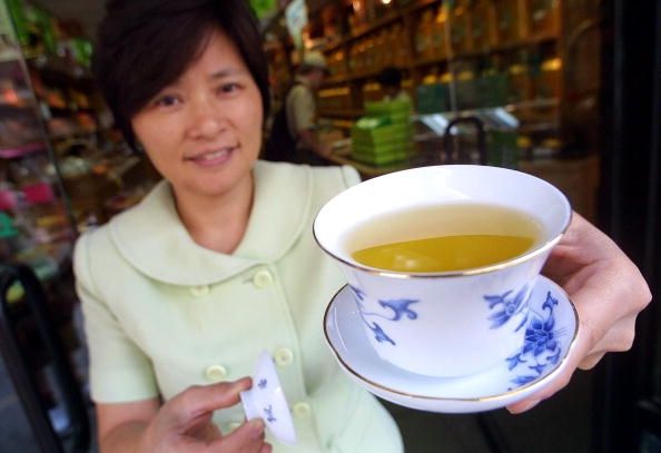 Teen fille obtient l'hépatite du thé vert en ligne