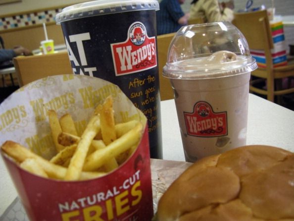 Une étude a trouvé une association entre chidlren manger fast-food fréquemment et ne pas faire aussi bien à l'école