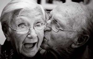 vieux-personnes-baiser
