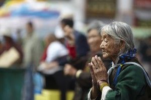 tibet foi-religion-people-paix-Prayer-women-origine-jpg