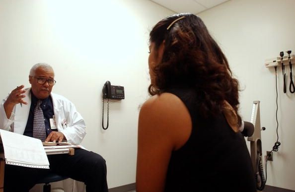 Un patient atteint de tuberculose parle à son médecin.