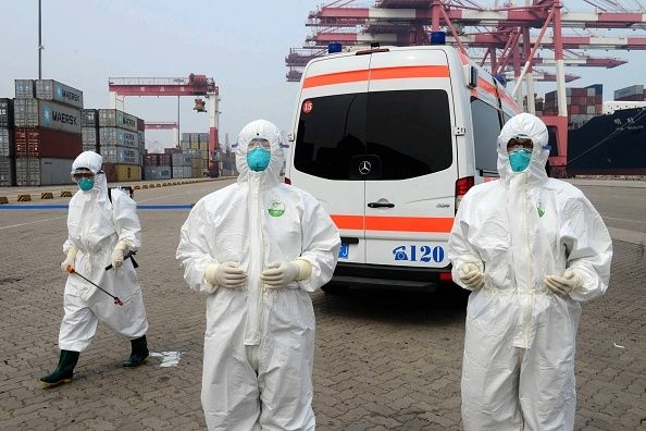 Les agents de santé en Chine pratiquent pour faire face à une épidémie de maladie infectieuse. Il ya deux cas suspects de Mers dans le nord de l'Angleterre