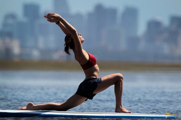 Profitez de Serenity praticiens du yoga Paddleboard
