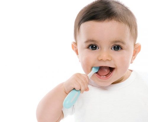 Commencer à brosser votre enfant's teeth as soon as you see teeth
