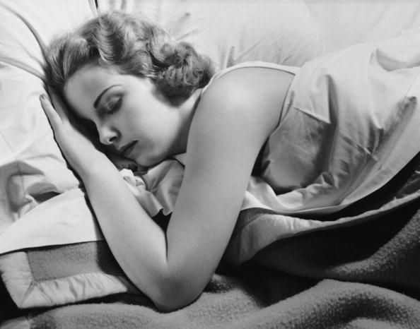 Femme dormir dans le lit
