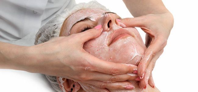 10 avantages merveilleux de récurer pour votre peau