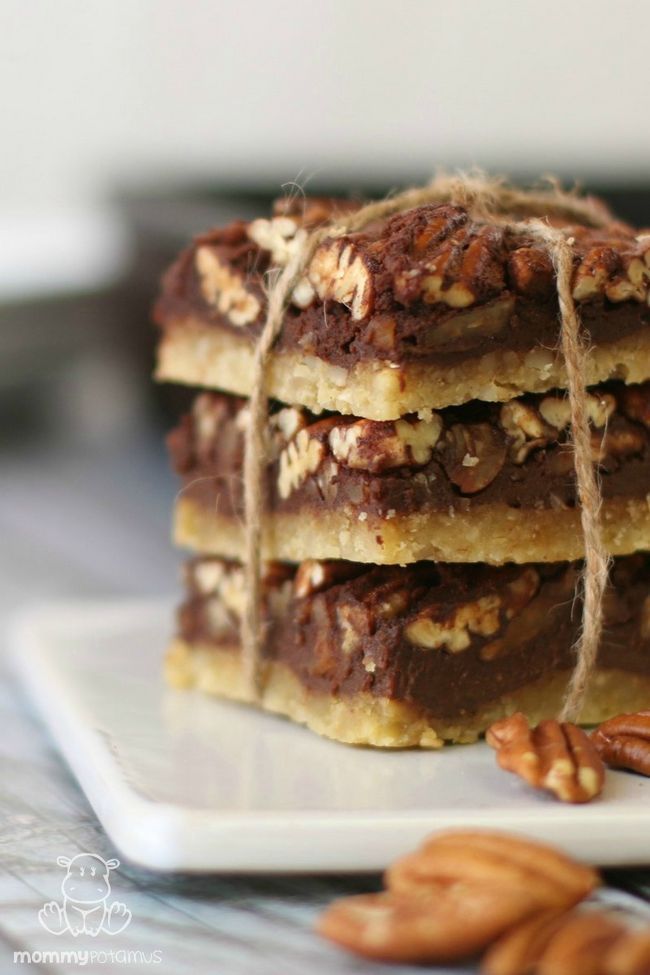Chocolate Bars Maple Pecan Pie (Paleo, sans gluten) - Une croûte de pâte ressemblant à une chocolaté, mapley, remplissage à tarte aux noix de pécan.