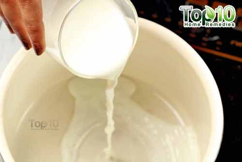 Épicée étape 1 de lait de curcuma bricolage
