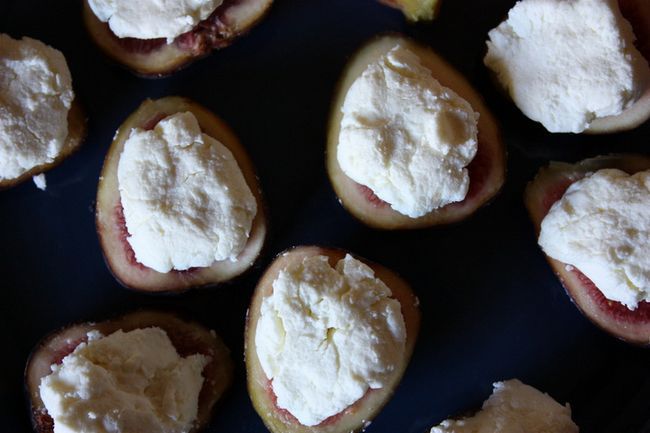 Figues fraîches au fromage de chèvre, les pistaches et miel