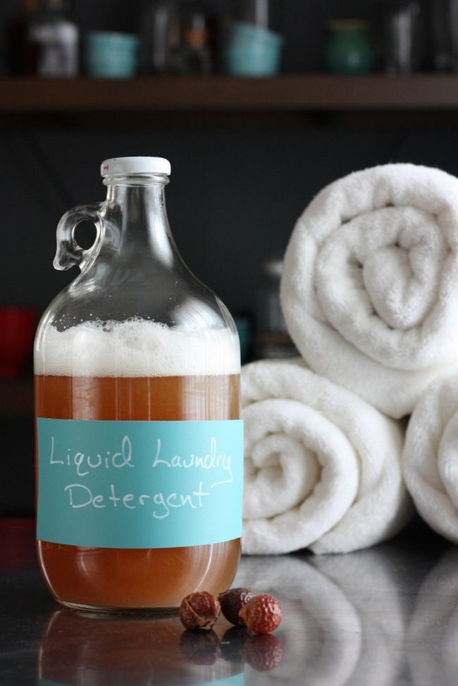 Facile détergent maison de blanchisserie liquide à base de noix de savon. Grande pour la lessive et les couches en tissu réguliers. #homemadelaundrydetergent