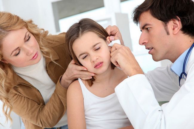 Docteur regardant petite fille infection de l'oreille
