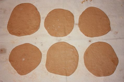 Rouler la pâte à pain entre 1/8 et 1/4 de pouce d'épaisseur