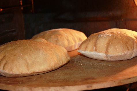 Le pain pita devrait obtenir bouffi et croustillant dans le four