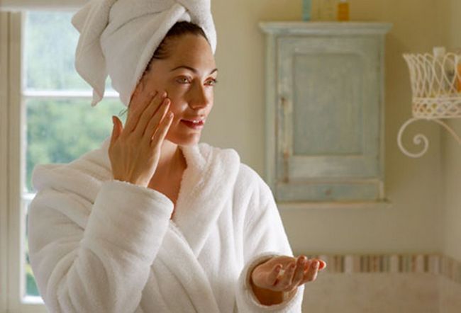 getty_rf_photo_of_woman_applying_moisturizer_to_face