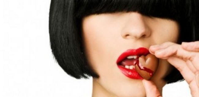 10 trucs et astuces maquillage fabuleux pour les dames avec les cheveux foncés