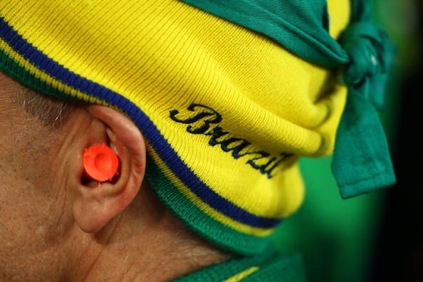 Un ventilateur à un match de football brésilien porte des bouchons d'oreilles pour se protéger du bruit du stade. Un environnement bruyant peut être lié à un risque accru de maladie cardiaque.