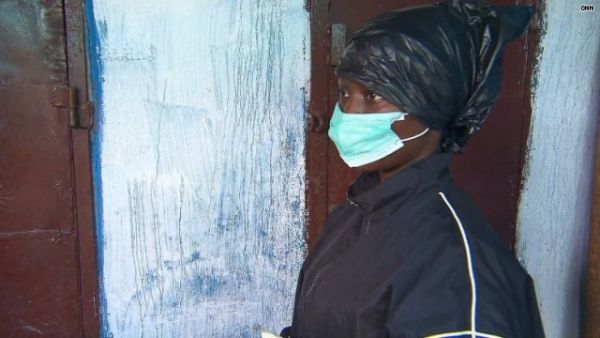 Une femme intelligente sauvé sa famille de virus Ebola en utilisant des sacs poubelles