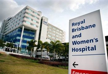 Un 18-year-old girl africaine est maintenu à l'isolement à la Brisbane Royal et femmes's Hospital pending the results of her Ebola tests.