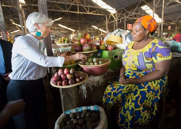 Un marché alimentaire au Rwanda, montrant les fruits et légumes.
