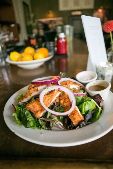 SEATTLE, WA - 25 juillet: Salade de poulet à plat Le café Kingfish le 25 Juillet, 2014, Seattle, Washington