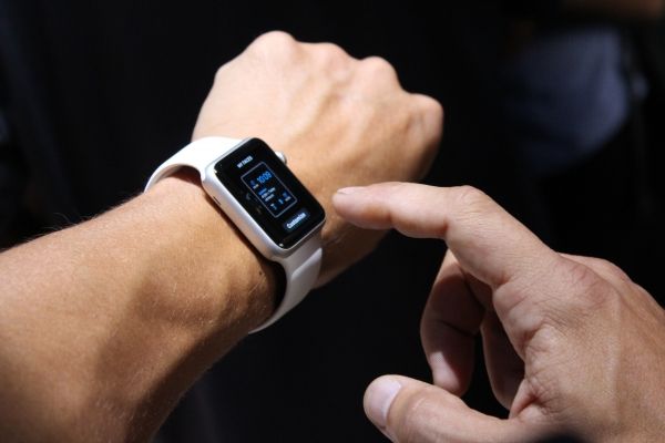 Apple a lancé la montre Apple qui marque leur première incursion dans l'industrie des soins de santé.