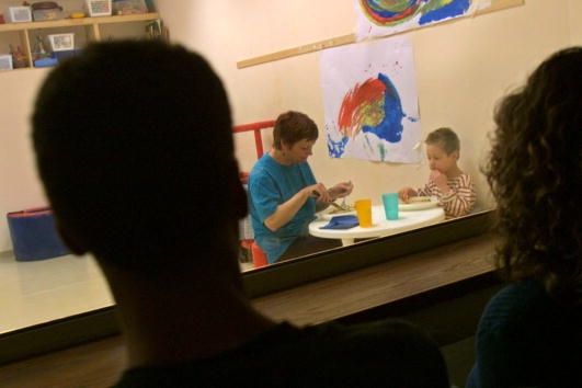 Un enfant autiste recevant un traitement. Une étude menée en Norvège a montré que les enfants autistes sont plus sujettes à des problèmes gastro-intestinaux. Un enfant autiste recevant un traitement. Une étude menée en Norvège a montré que les enfants autistes sont plus sujettes à des problèmes gastro-intestinaux.