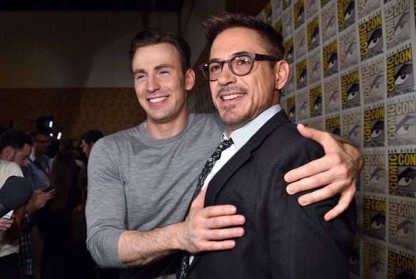 Chris Evans et Robert Downey, Jr. chez Marvel's Hall Press Line at the 2014 San Diego Comic Con.