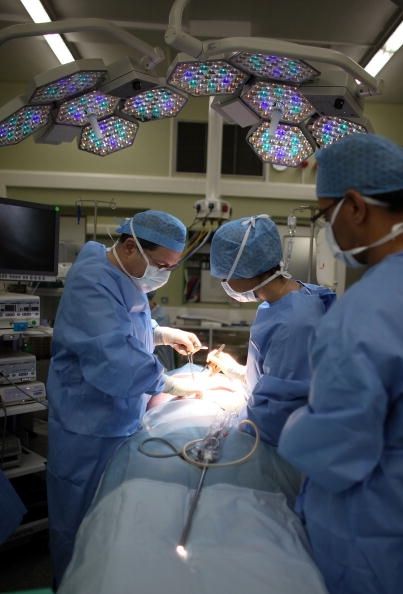 Les chirurgiens de l'Angleterre Retrait d'une vésicule biliaire